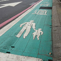 走綠色人行道要避開？網看「父子路標」秒懂：現在不敢踩了