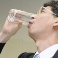 12年前當眾喝下核處理水！日本前官員驚傳「全身腐爛癌逝」　本人回應了