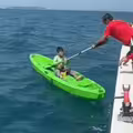 漁船海釣「撿到10歲小孩」　男童漂流1天1夜獲救！勇渡30公里經歷曝光