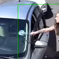 男客嫌貴用咖啡潑臉　超辣女店長鐵槌砸車反擊