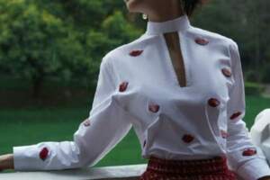 李沁一襲紅裙白衫的春日穿搭，浪漫優雅，盡顯甜美氣質范