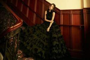 Angelababy最新造型，穿黑色蛋糕裙優雅復古，配紅唇大波浪太美了