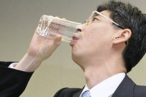 12年前當眾喝下核處理水！日本前官員驚傳「全身腐爛癌逝」　本人回應了