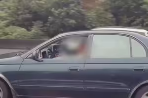 行動KTV？ 國道開車「看電視」播卡拉OK