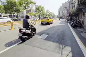 不讓三寶任意穿越馬路 基隆加裝「彈性護欄」阻違規
