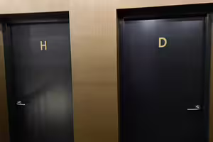 尿急跑廁所　門口只標「H、D」他傻了：該去哪間？