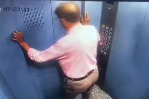 電梯開門後突往上暴衝　男險被活活夾死