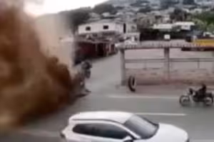 自來水管突爆裂!馬路炸出噴泉 傷亡情況曝 自來水管突爆裂!馬路炸出噴泉 傷亡情況曝