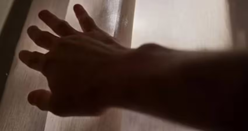 5年來沒回阿公家！孫子一拉開窗簾「嚇到崩潰」　影片超可怕