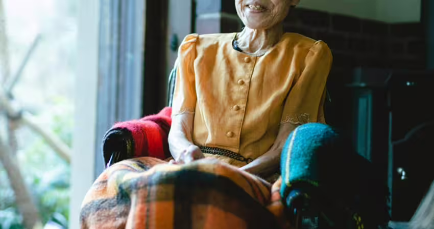 80歲母退休金僅1萬4「堅持獨居自理」　兒勸不動…她過世後聽存款愣住