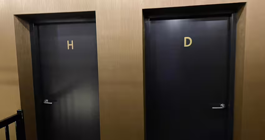 尿急跑廁所　門口只標「H、D」他傻了：該去哪間？