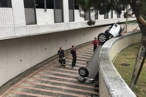 北市榮總車輛倒車墜樓　婦人油門當煞車釀禍