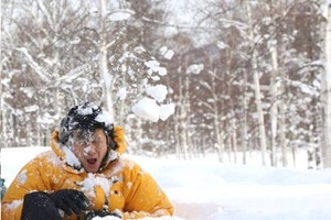 孫儷攜家人滑雪慶元旦鄧超被雪球砸成這樣