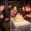 章澤天24歲生日劉強東送兩米高的玫瑰花熊