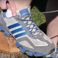 運動鞋後「最後的小孔」到底有什麼功用？ 原來這些年我們都綁錯鞋帶了…