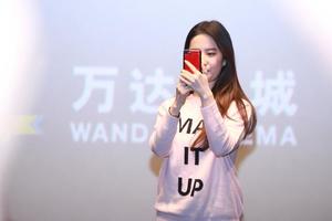 劉亦菲現身宣傳新片 俏皮玩自拍模樣可愛