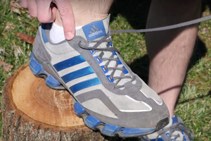 運動鞋後「最後的小孔」到底有什麼功用？ 原來這些年我們都綁錯鞋帶了…
