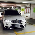 拍照Po網嘲笑BMW停車超線，半個車身都在停車格外！殊不知紛紛被網友打臉：這才叫懂停車！ 