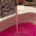 你敢喝嗎？加拿大水龍頭流出漂亮的「粉紅色自來水」，鎮長居然說「沒事，放心喝吧！」 