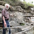 因為9歲時的一個「啟示」，73歲老人隱居山中40年， 將「300英尺懸崖」雕成藝術品！