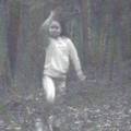 小女孩在樹林獨自玩耍，詭異畫面嚇壞當地居民 