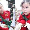 泰國這個6歲小女孩很不一般！不像其他小孩愛玩耍，她成天跟「傷患」、「屍體」打交道卻不喊苦！ 