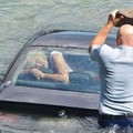 汽車開進了水裡，因為水壓的關係車門根本是打不開的，因此而淹死的人佔了30%以上，正確的逃生方法是這樣... 請轉發功德無量~ 