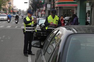 長知識！如果警察正對你停在路邊的車拍照，千萬別吵架！你只需要這樣做！！太受用了！！！