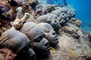 墨西哥也有「活體兵馬俑」？陰森成群的海底雕像 想不到是這樣做出來的……. 