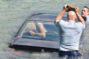 汽車開進了水裡，因為水壓的關係車門根本是打不開的，因此而淹死的人佔了30%以上，正確的逃生方法是這樣... 請轉發功德無量~ 