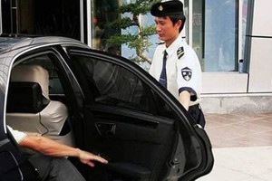 他每天幫富豪老闆開車門，老闆卻不屑跟他說話...直到老闆死後才知道老闆一直暗地對他做這些事情！