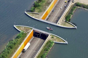 荷蘭人不想墨守成規建平凡的橋樑在河面上，於是在腦洞大開之下竟然想出打破常規的狂設計！