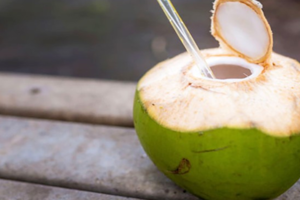 一杯「椰子水」就有「5種健康效益」，夏日這樣喝椰子水，消暑又享瘦。