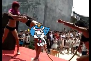  最新少林武功！辣妹大秀「屁眼折木棍」神技~網友：她插的好像是另一個洞...