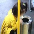 2歲女娃這樣吃冰掀起網友兩派論戰