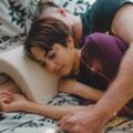 「拱形枕頭」拯救男人的手臂！　跟女友同床不再怕被壓到手麻掉