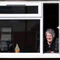 英國73歲老婦人窗邊送別丈夫，畫面傷感，相伴35年卻無法赴葬禮