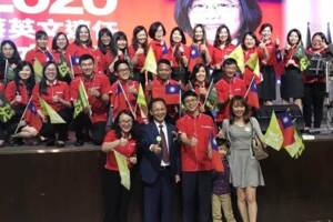 小英粉改穿紅衣拿國旗？女星：真的騙很大!