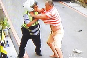 警員執勤時遭狂砍10刀卻「堅持不拔槍」，同事私下透露竟是為了......太令人心疼了！