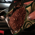 網友打開一包巧克力餅乾正準備吃，但是當她不經意看到餅乾背面的東西時嚇得立刻尖叫！