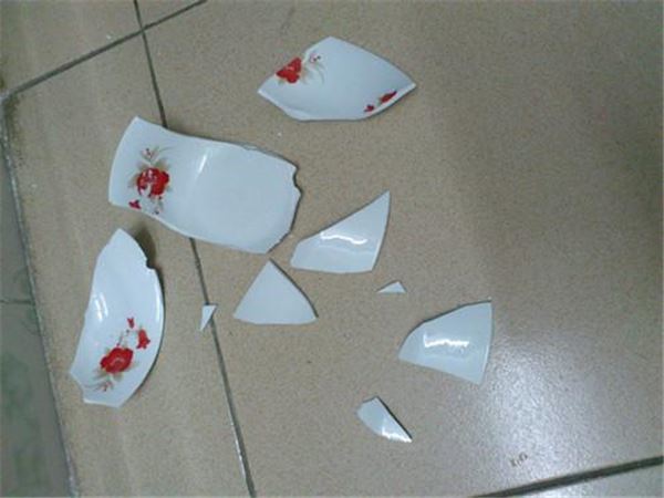 碗摔在地上的图片图片