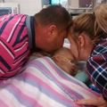 夫妻不忍四個月大的女兒遭受病魔的折磨，忍痛讓她拔管離世，沒想到30分鐘後....連醫生都震驚了！！