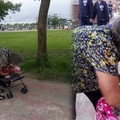 年邁的老奶奶推著嬰兒車散步，看見上面坐著的「寶寶」，卻讓人眼眶忍不住泛淚！ 