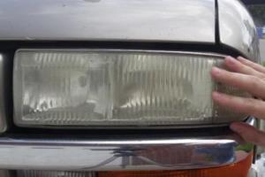車燈用久了表面開始模糊不清，其實只需要這個『東西』就可以輕鬆擦亮它！不要再花冤枉錢了！