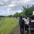 自娛自樂，水瀨祈愛知公演場販排隊粉絲尋找雜草中的四葉草
