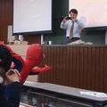 日本京都大學有一小哥化身蜘蛛人去上課！這樣真的可以嗎