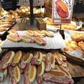 日本麵包店售賣比麵包還大的火腿夾心麵包，這也太良心了吧！