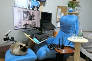 畫畫、健身、看動畫一站式完成，《踏切時間》漫畫作者裡好展示自己的工作環境