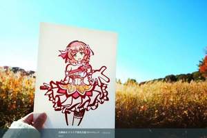 《剪紙藝術》用背景當做洋裝配色鮮艷又漂亮