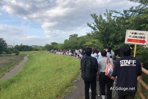 自娛自樂，水瀨祈愛知公演場販排隊粉絲尋找雜草中的四葉草